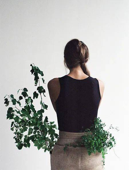 服装|【设计师】有趣的种子服装，让身上布满绿植，你想体验下吗