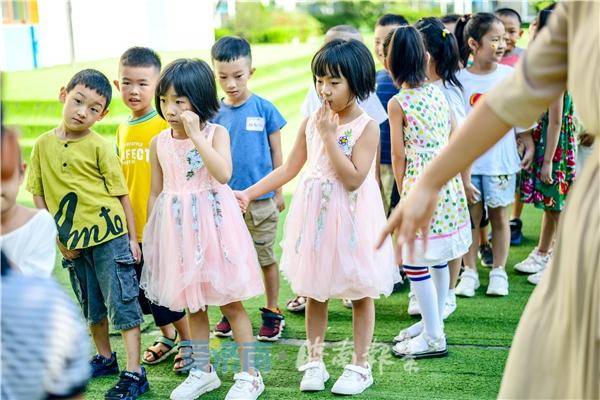 双胞胎|济南开学第一天，有学校来了6对双胞胎！你能分辨谁大谁小么？