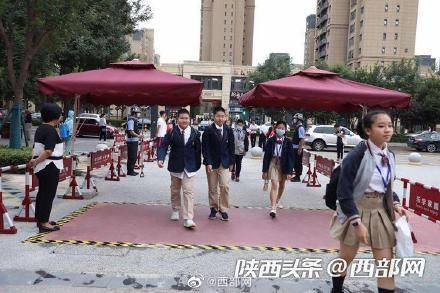 小娃|开学喽！小学生“大娃带小娃”步入校园 有家长红了眼眶