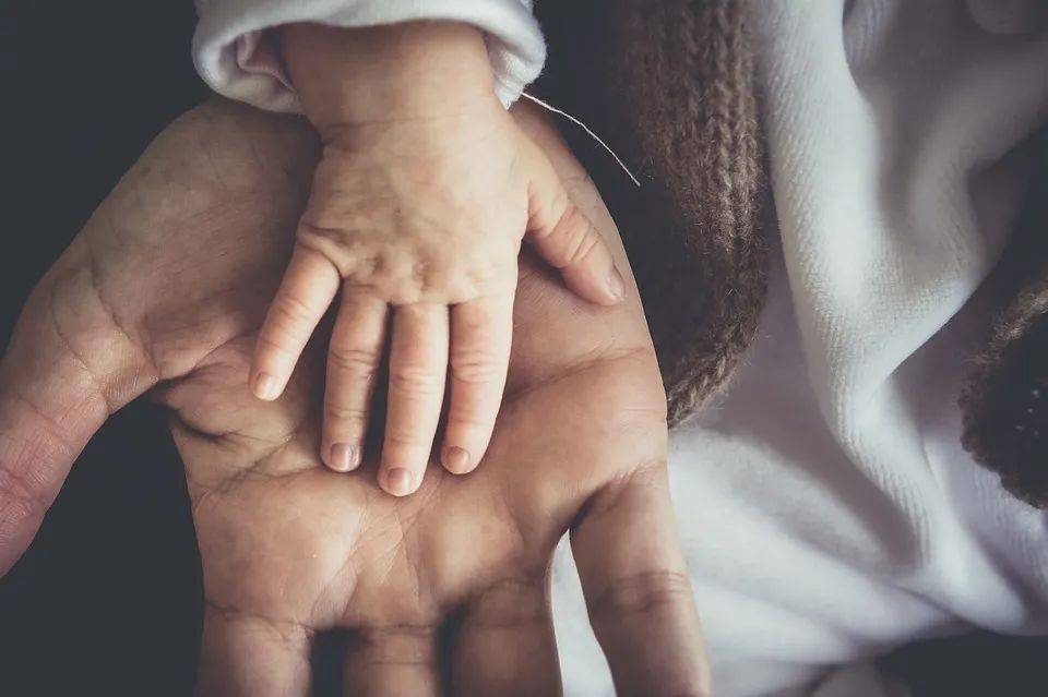 白点|孩子指甲上的月牙、白点、竖纹、分层、咬指甲......是有大病的征兆?