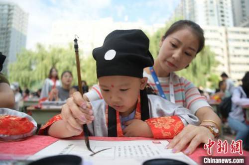 王颖|兰州小学生正衣冠写“人”字“破蒙”启智开启学生时代