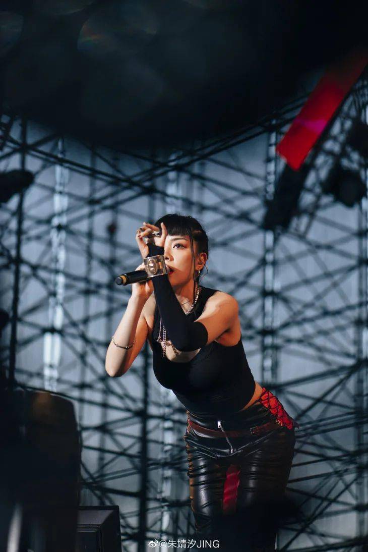 舞台|红人馆 | 出场费8000自掏一万做舞台,是AI女孩朱婧汐