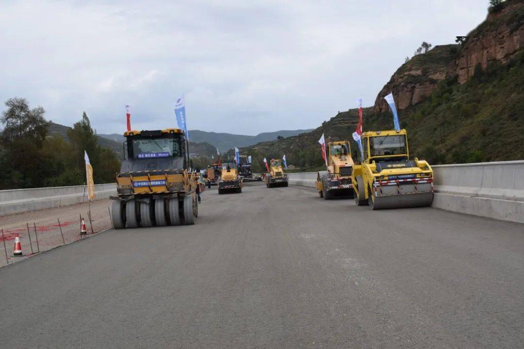 一线传真|渭武路面项目路基水稳层铺设圆满完成