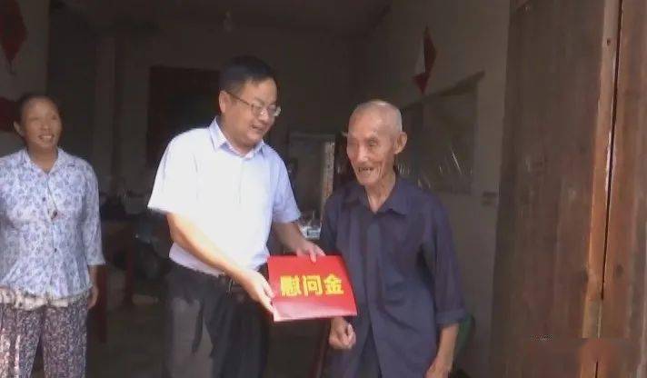 郭国文,包大斌等县领导看望慰问抗战老战士