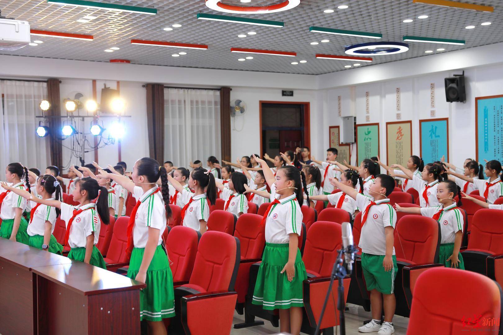 都江堰市|都江堰市奎光小学：央视经典传唱人唱出“最美”成都