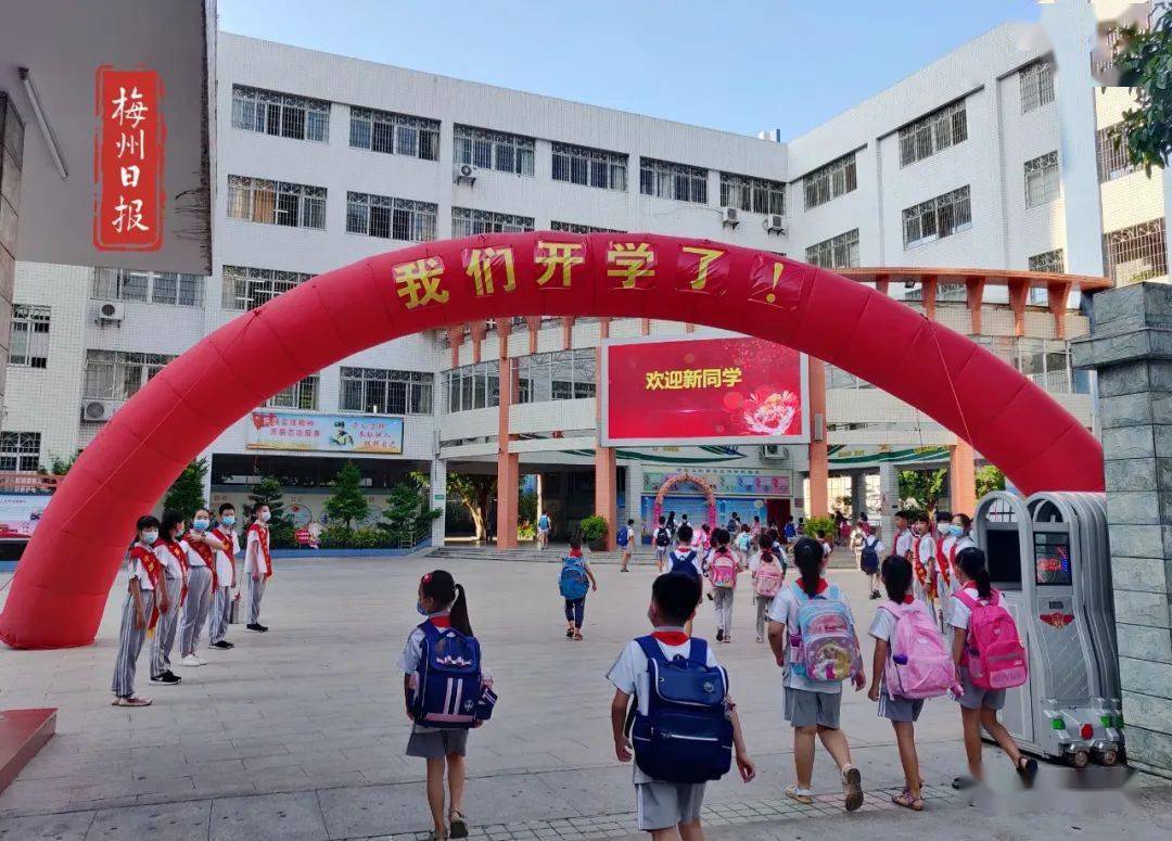 鸿都小学教学楼电子大屏幕上写着"欢迎新同学"的字样(林婉萍 摄)