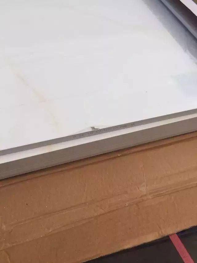 注意了瓷砖搬运不规范很容易导致瓷砖崩边崩角
