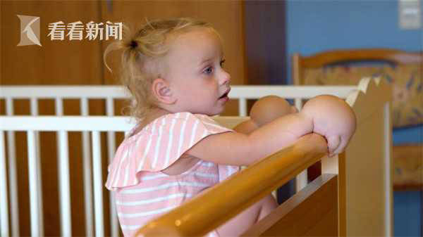 淋巴|2岁“金刚芭比”双手肿成拳套 孩子出生就患怪病