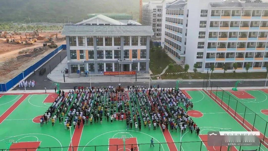 隆安县第五中学 8月31日上午,隆安县第五中学800多名师生沐浴着晨曦