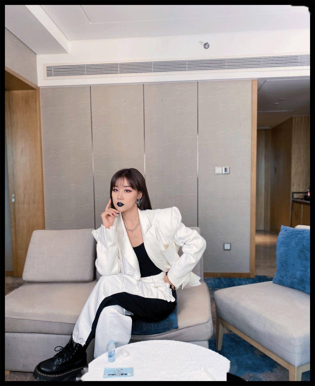 按摩|剪烂3w块衣服，差点按歪我的玻尿酸…万茜化妆师绝了！