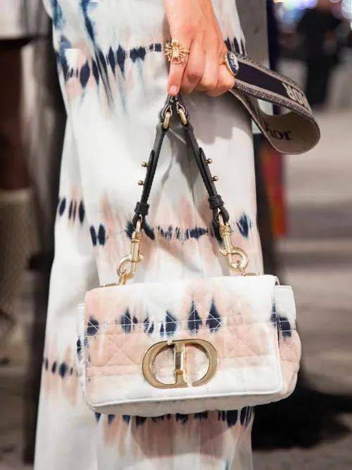 范丞丞|扎染元素回潮，王俊凯 范丞丞 Jennie 从舞台上到日常里都有它的身影