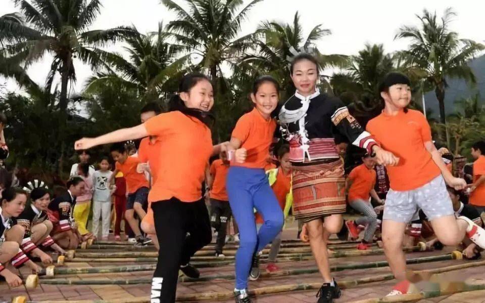 陵水小妹村的黎族妇女和游客一同跳竹竿舞相关部门要求,各地要在政策