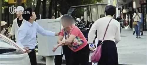 上海阿婆和孙女被十几楼坠下的重物砸伤，血洒