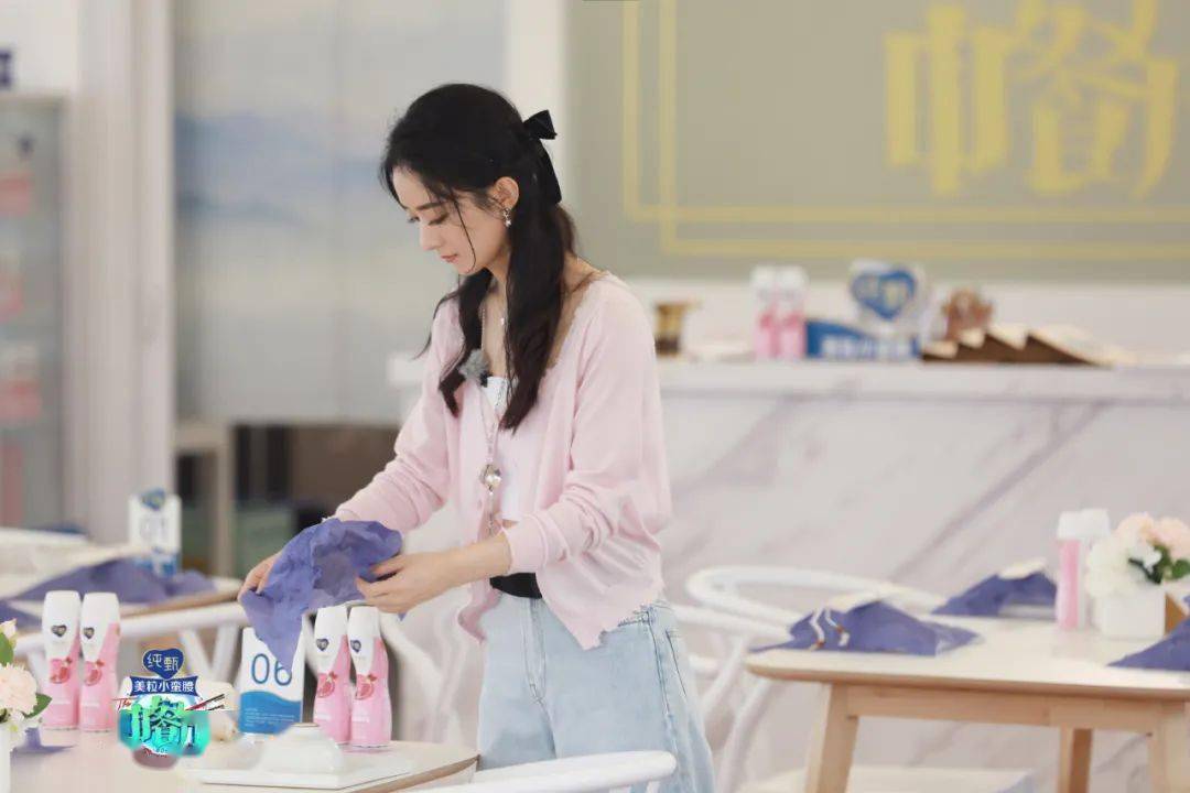 图片|赵丽颖的早晨：敷眼膜、做拉伸 VS. 我的早晨：赖床、赖床、赖床n+1…