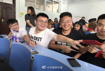 红包|大学辅导员给89名学生定制开学红包