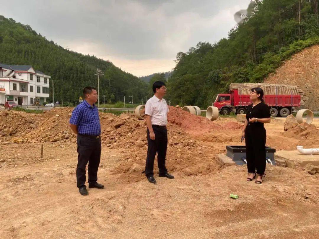 8月31日,县政府副县长段建阳在麟潭,上堡现场调度