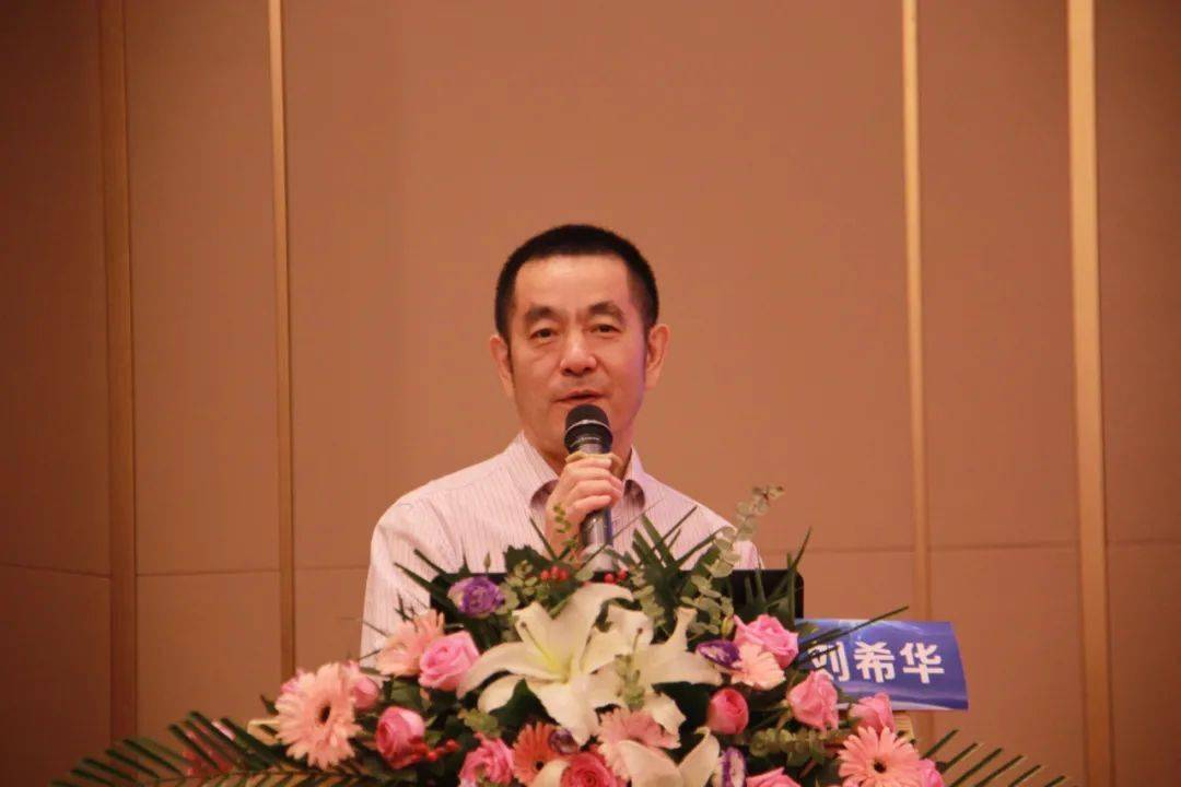 市政府副市长许忠华,中国研究型医院学会常务副会长刘希华出席开班