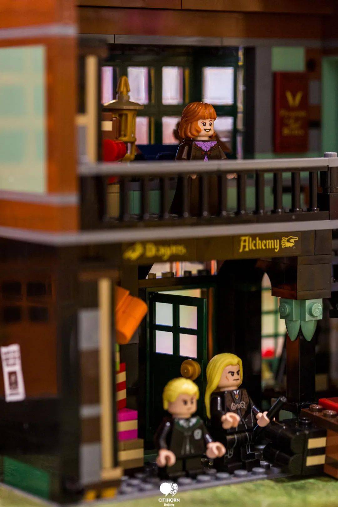 哈利波特|巫师们速来集合！乐高旗舰店要过生日啦，还把对角巷搬到了王府井！