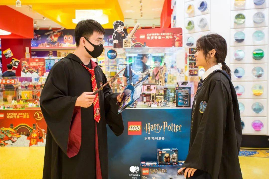哈利波特|巫师们速来集合！乐高旗舰店要过生日啦，还把对角巷搬到了王府井！