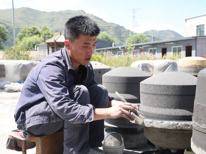 徐茜正在为模具雕刻花纹.新华社记者 何问 摄