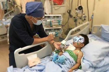 小宇|他和妈妈瞬间飞出……浙江街头揪心一幕！电瓶车上3岁男孩一个动作