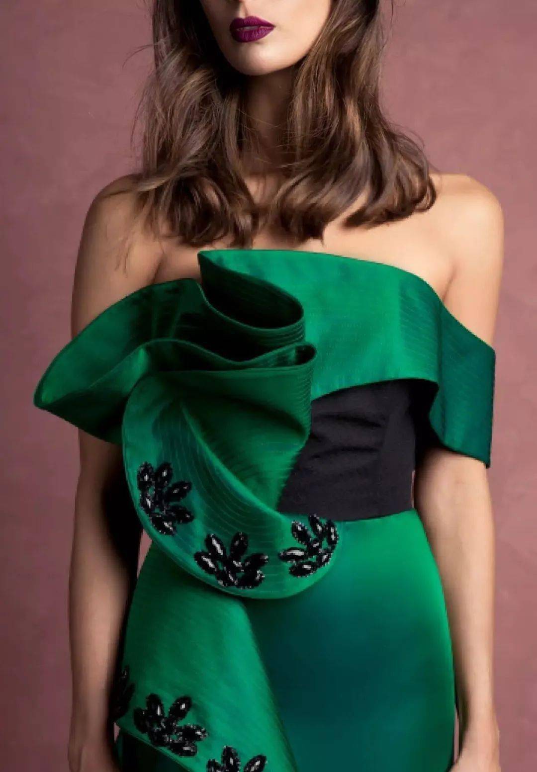 紧身裙|她说：＂女性最美的不是穿着性感紧身裙，而是向世人炫耀香肩和美颈的诱人时刻！＂