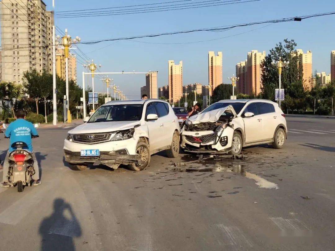 突发深州恒诚路饶阳道口发生一起车祸