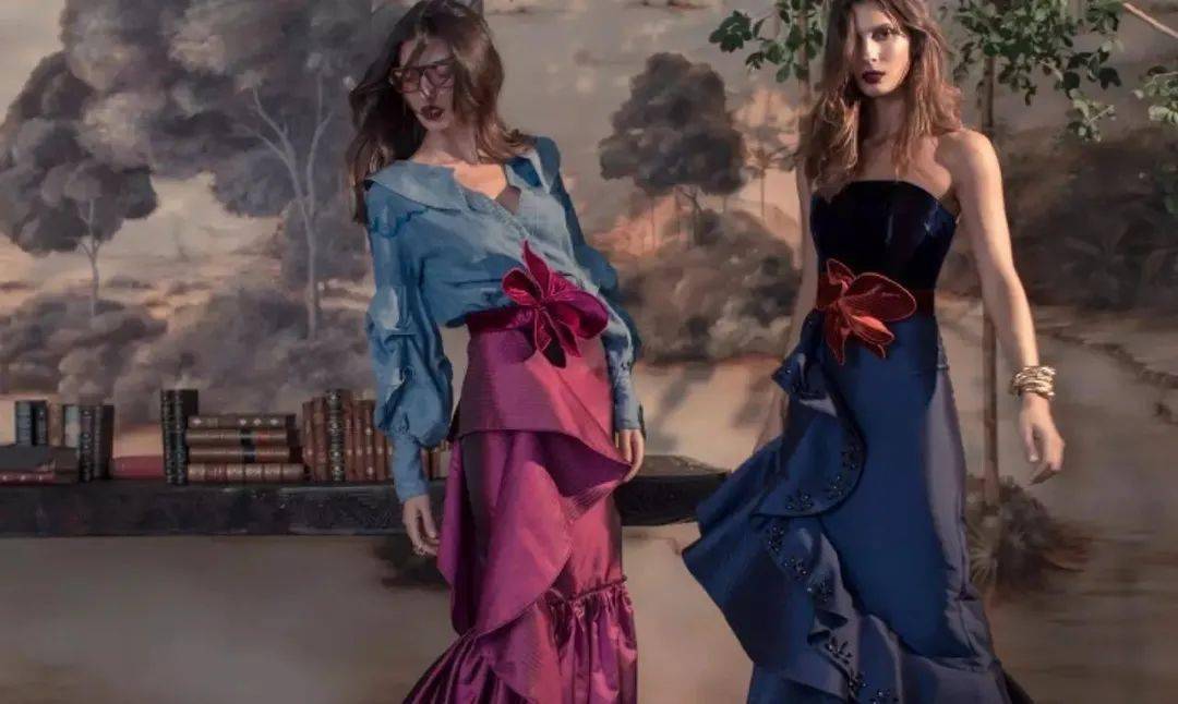 紧身裙|她说：＂女性最美的不是穿着性感紧身裙，而是向世人炫耀香肩和美颈的诱人时刻！＂