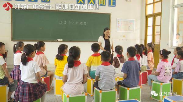 “当老师不就是教孩子？在哪教都一样！”偏远的山村小学，她一扎就是34年 图1
