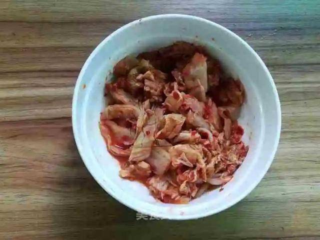 辣白菜|辣白菜炒五花肉：没胃口的小伙伴就整它