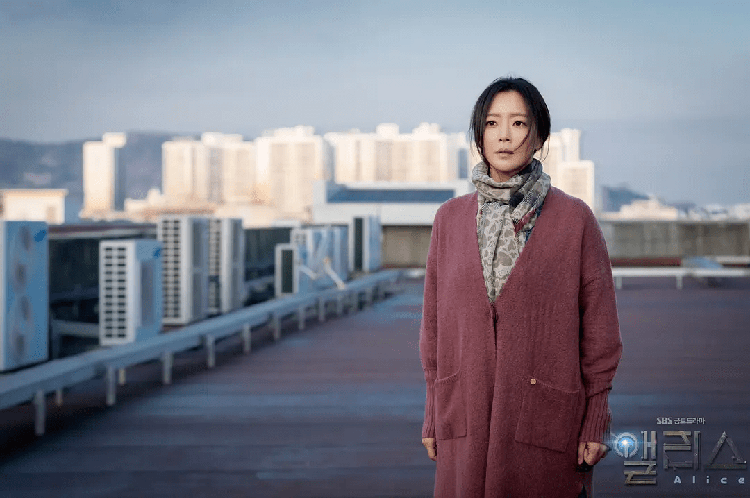 欧尼|金喜善新剧《爱丽丝》拿下收视冠军,欧尼这状态确定43岁了吗?