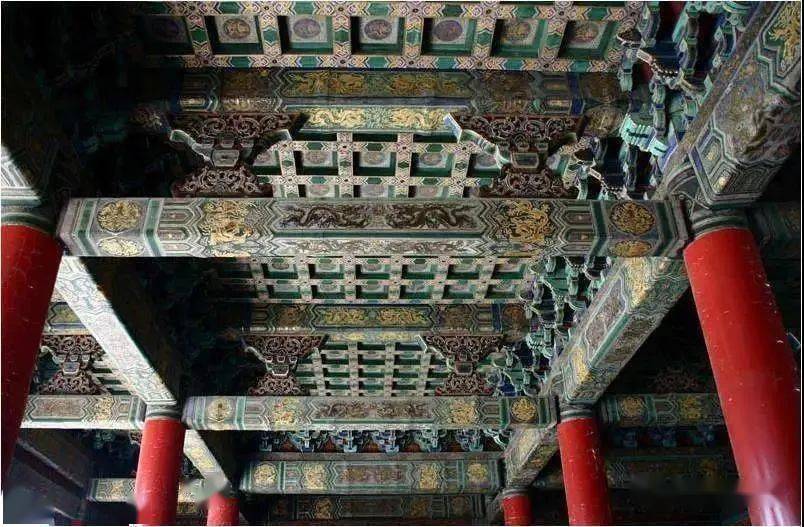 建筑群中层层叠叠的飞檐更是营造出壮观的气势和中国古建筑特有的飞动