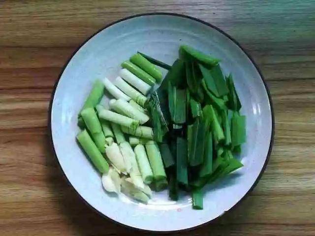 辣白菜|辣白菜炒五花肉：没胃口的小伙伴就整它