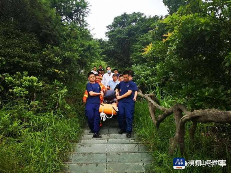 深圳一游客在梧桐山登山道旁树林发现一名瘫倒女子,已