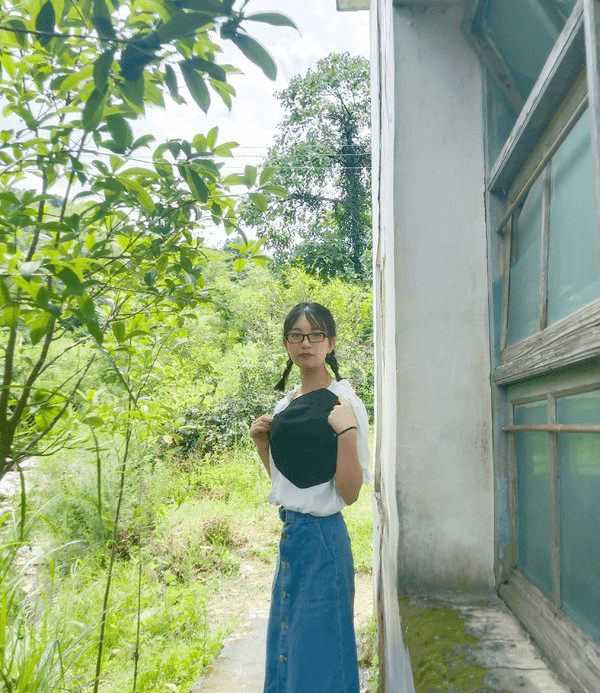 自我介绍 哈喽，大家好！我叫刘苑，来自18食安三班，性格有点慢热，但特