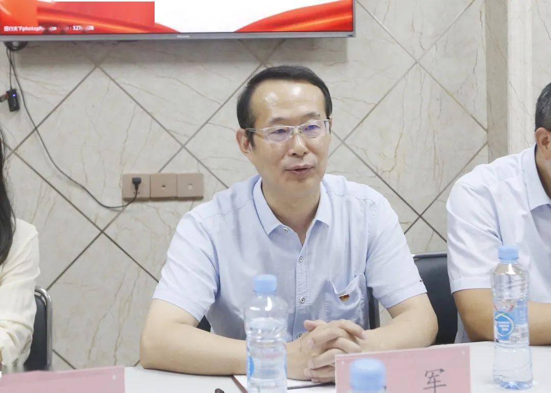 省人大常委会秘书长韩军一行来我区金盘东路社区开展六个一活动