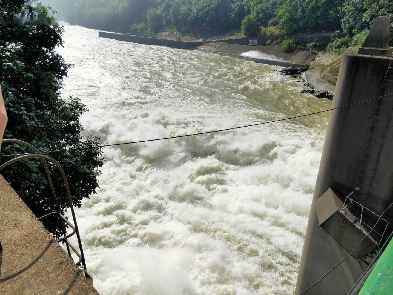 从水府庙水库大坝沿着涟水河往下,到虞唐镇礼睦村,一座