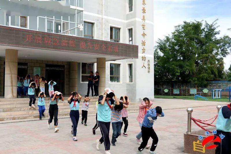 近日,临泽县鸭暖镇在鸭暖中心小学举办防震应急疏散演练活动.