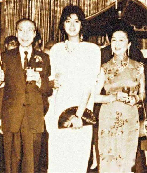 帝王|香港第一阔太：非帝王绿翡翠不戴，丧夫反赚100亿！就连四太见她都低头！