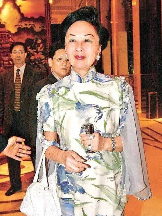 帝王|香港第一阔太：非帝王绿翡翠不戴，丧夫反赚100亿！就连四太见她都低头！