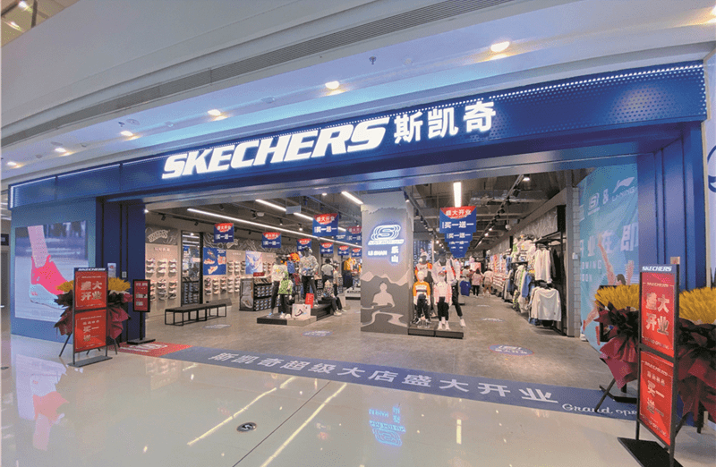 全场买一送一火遍全球的斯凯奇超级大店来了近1000㎡让你逛到嗨地址就