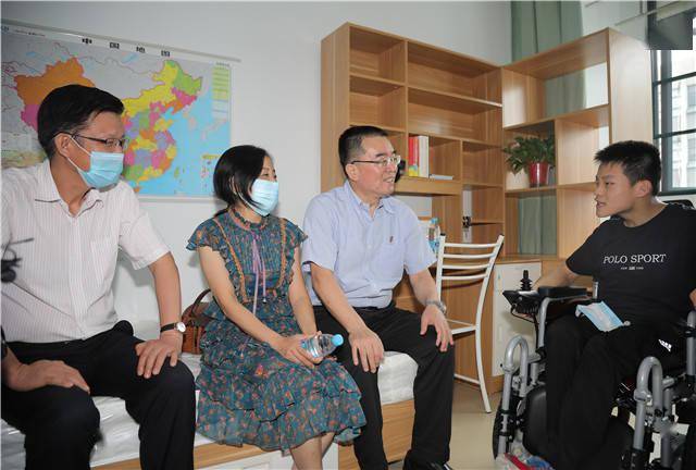 脑瘫|励志！那个超一本线108分的脑瘫少年开学报到了