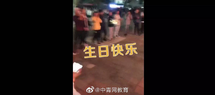 女生|班宠！高校全班男生给唯一女生过生日