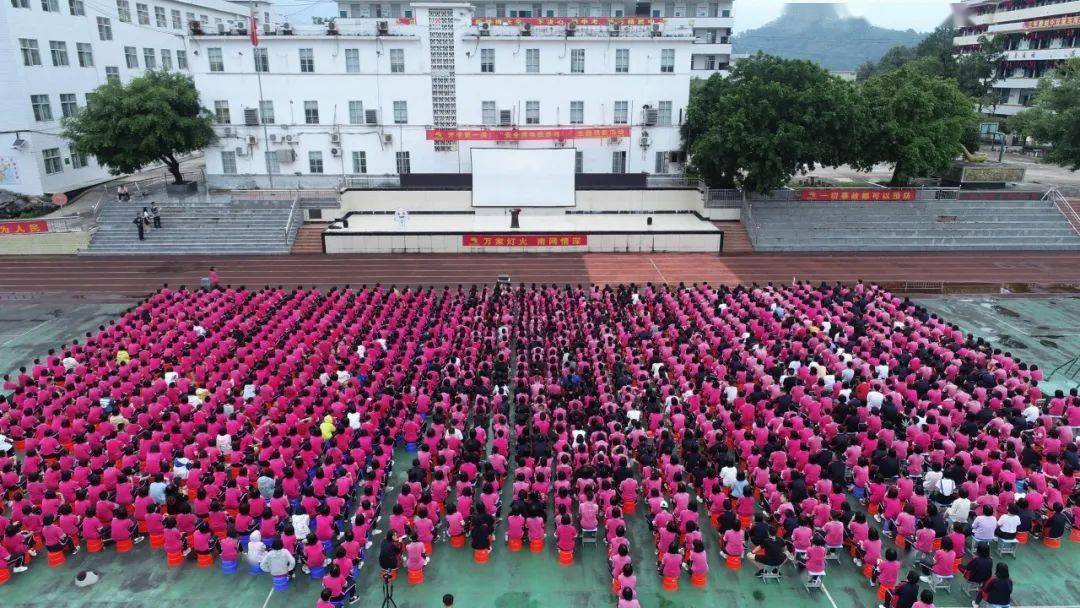 一场主题为"安全用电我参与"的观影活动在荔浦市民族中学热闹开幕