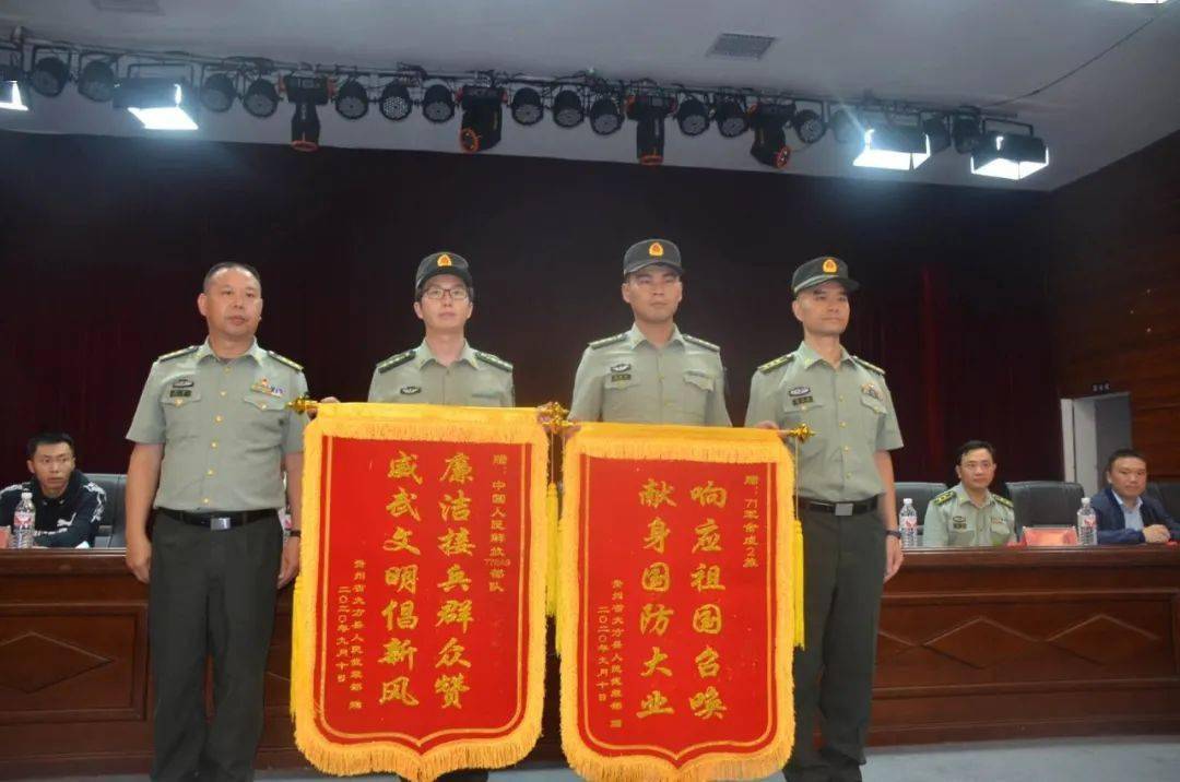 陈文忠宣布入伍新兵名单,并进行新兵交接签字仪式,向接兵部队赠送锦旗