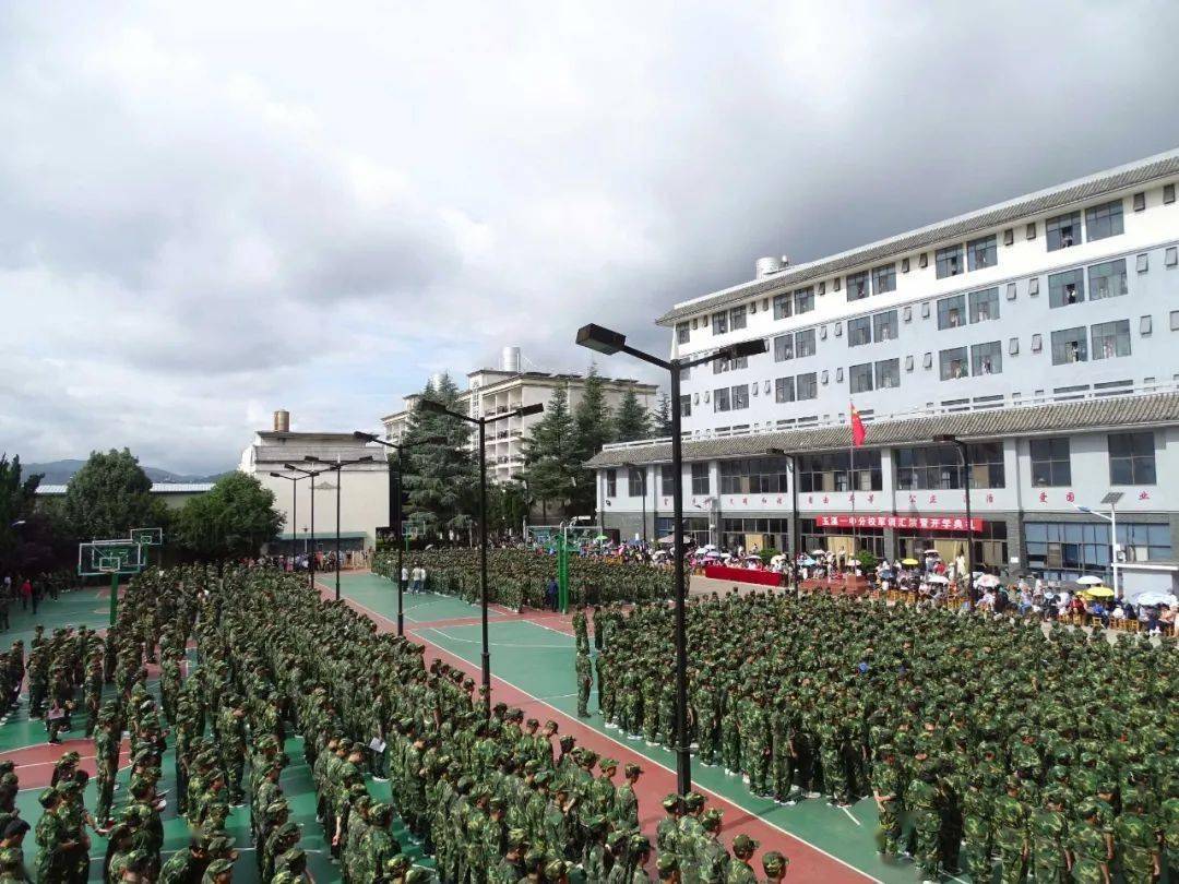 玉溪一中分校隆重举行军训汇演暨新学年开学典礼