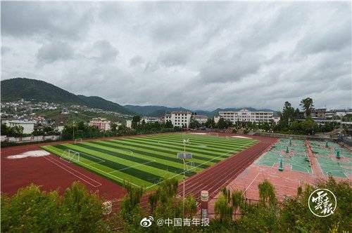 宁蒗县|学校建在县城中心地段学生背着土豆上学的日子一去不复返