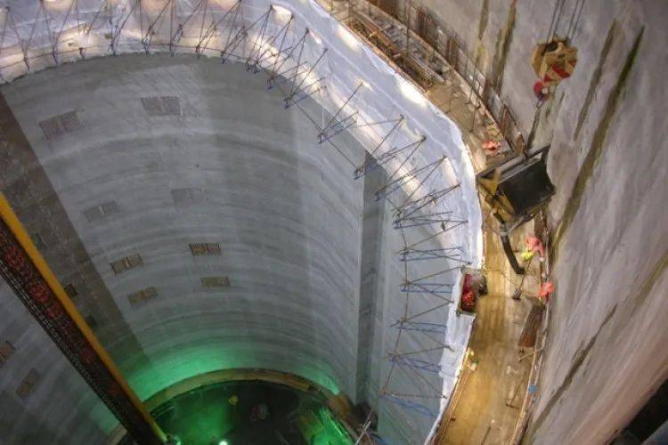 伦敦泰晤士lee隧道竖井的设计与施工下竖井底板滑模内衬与环空充填的
