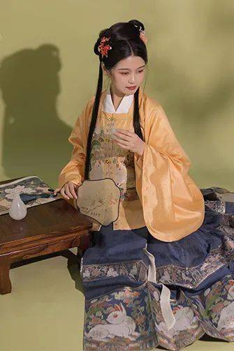 传统|着汉服一秒“穿越” 古风中秋别有意境