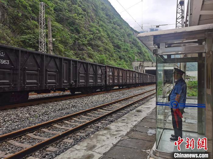 抢险|成昆铁路泥石流地质灾害区段顺利抢通